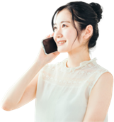 電話をかける女性