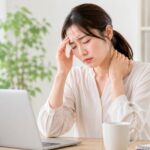 頭痛と首や肩のつらさに悩む女性